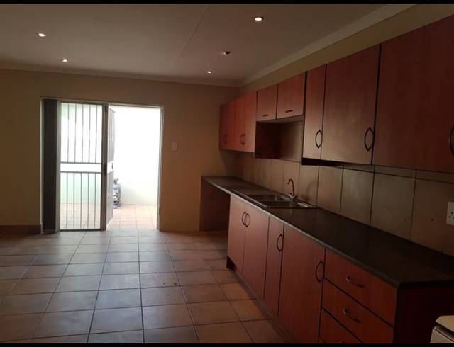 6 BEDROOM HOUSE FOR SALE IN PRIMROSE